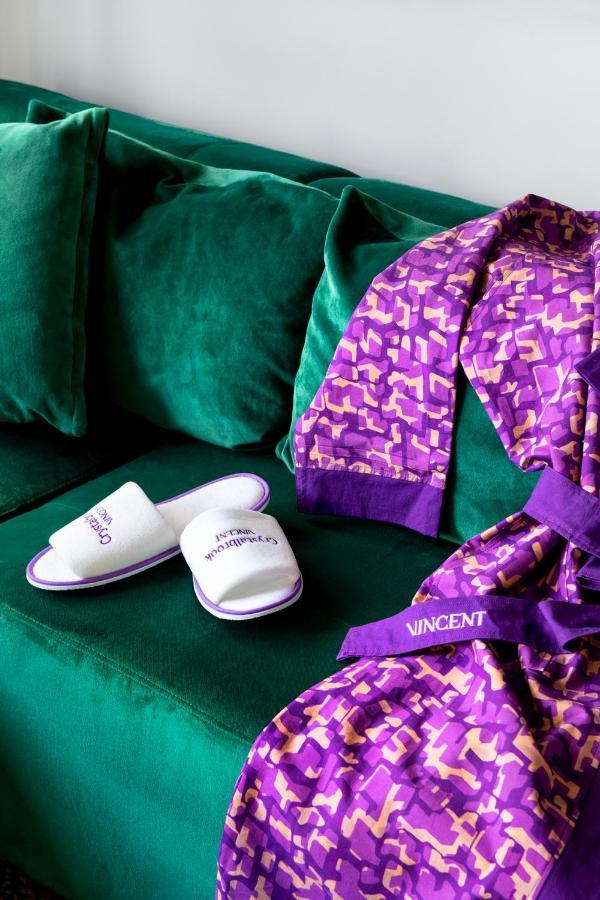Crystalbrook Vincent Hotel Brisbane Buitenkant foto A pair of slippers