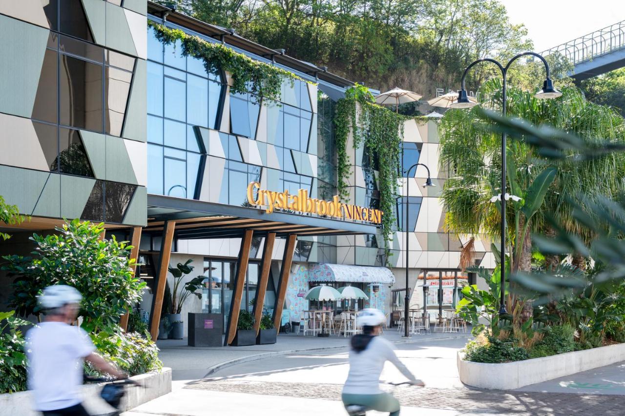 Crystalbrook Vincent Hotel Brisbane Buitenkant foto The entrance to the shopping centre