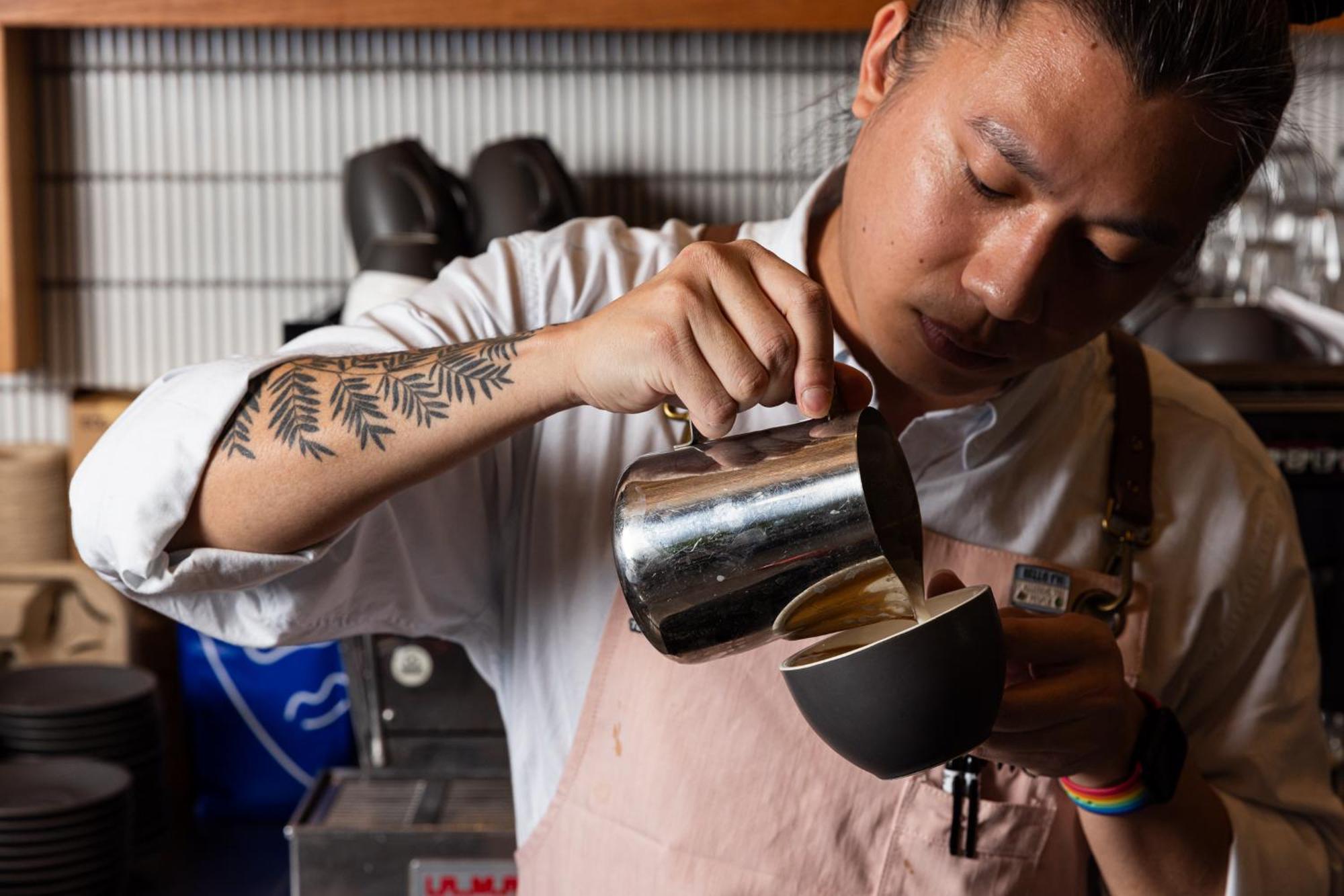 Crystalbrook Vincent Hotel Brisbane Buitenkant foto A barista making a latte