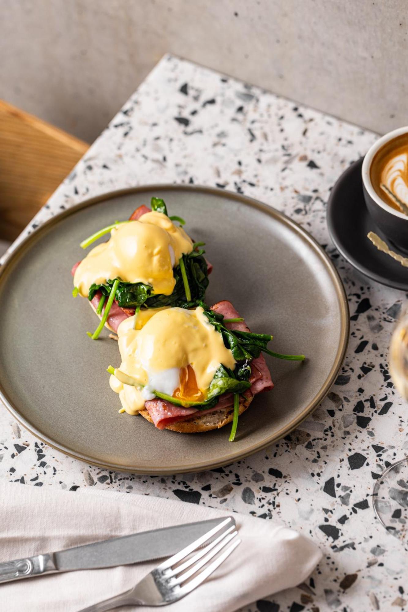 Crystalbrook Vincent Hotel Brisbane Buitenkant foto Eggs Benedict